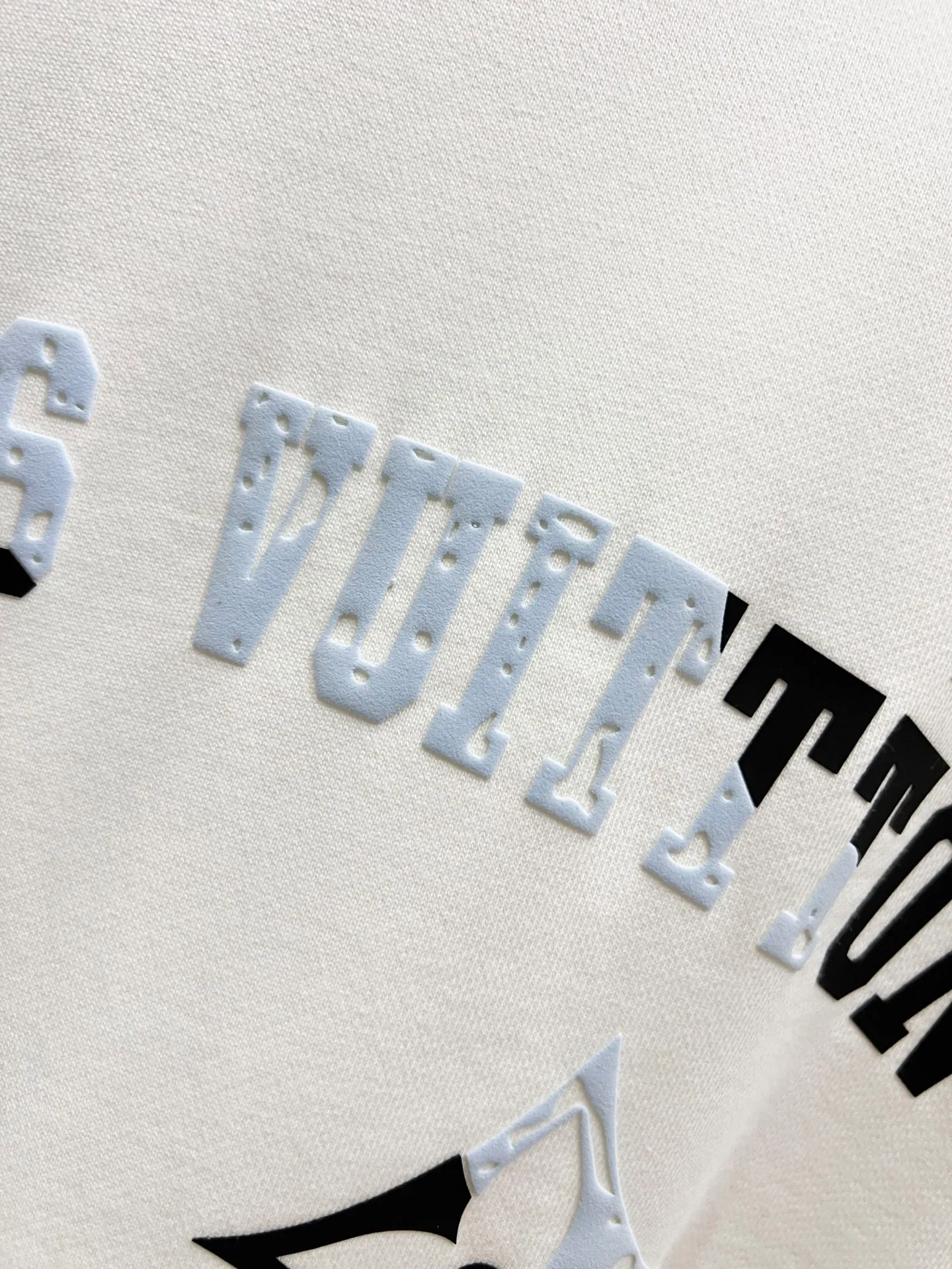 🅿️260 1v Louis* 2025 autumn and winter new style Customized double yarn fabric round neck long-sleeved sweatshirt Classic letter foam technology + three-dimensional silicone design High-end version! The same loose version for men and women S M L XL XXL five sizes color black white